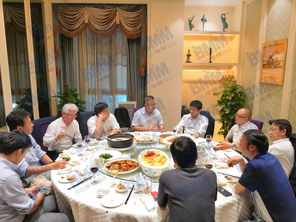 訪問結(jié)束后，法鋼集團(tuán)負(fù)責(zé)人邀請JFE鋼鐵高層共進(jìn)晚餐